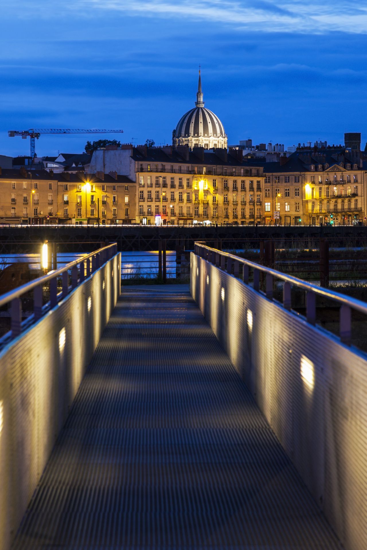 Photographie de l'église Notre-Dame-de-Bon-Port, appelée aussi localement église Saint-Louis, à proximité du campus CPA de Nantes.