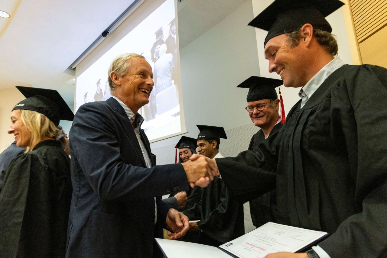 Alumni CPA serre la main du nouveau diplômé CPA.